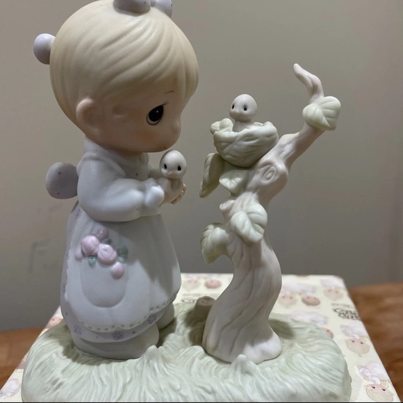 His Eye Is On The Sparrow- Figurine - Picture 9 of 9